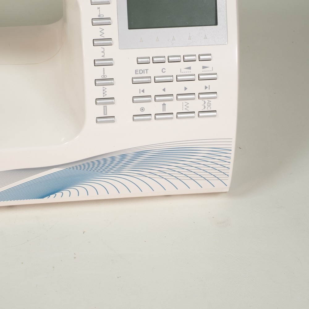 SINGER Quantum Stylist 9960 Computerized Sewing & Quilting Machine W/ Extension