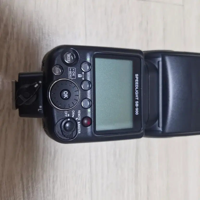 Nikon SB-900 Speedlight Flash with Accessories & Wireless Control Official