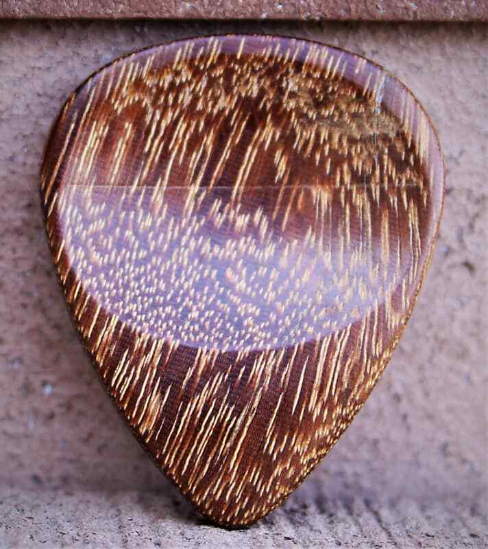 Dugain Standug Ipe guitar pick (Green Ebony)