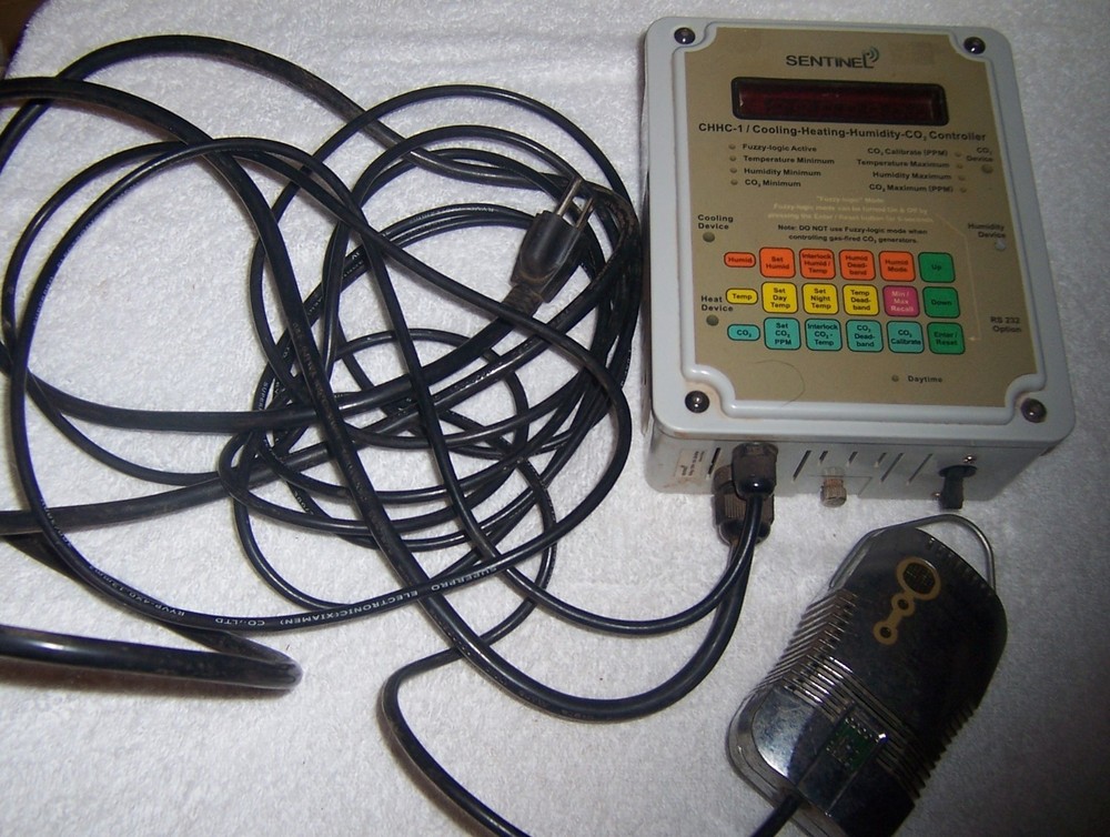 Sentinel CHHC-1 Cooling Heating Humidity CO2 Controller