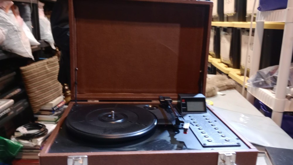 Sharper Image Stereo CD/VinyI Record Player Model ZI162