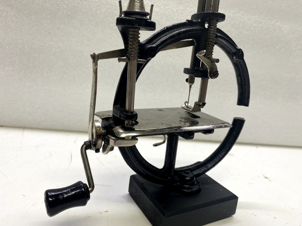 ANTIQUE CAST IRON HAND CRANK SEWING MACHINE.