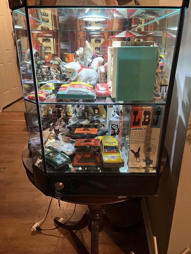 1990 HUMMEL STORE DISPLAY CASE, BEAUTIFUL SOLID CASE WITH 2 LOCKING DOORS