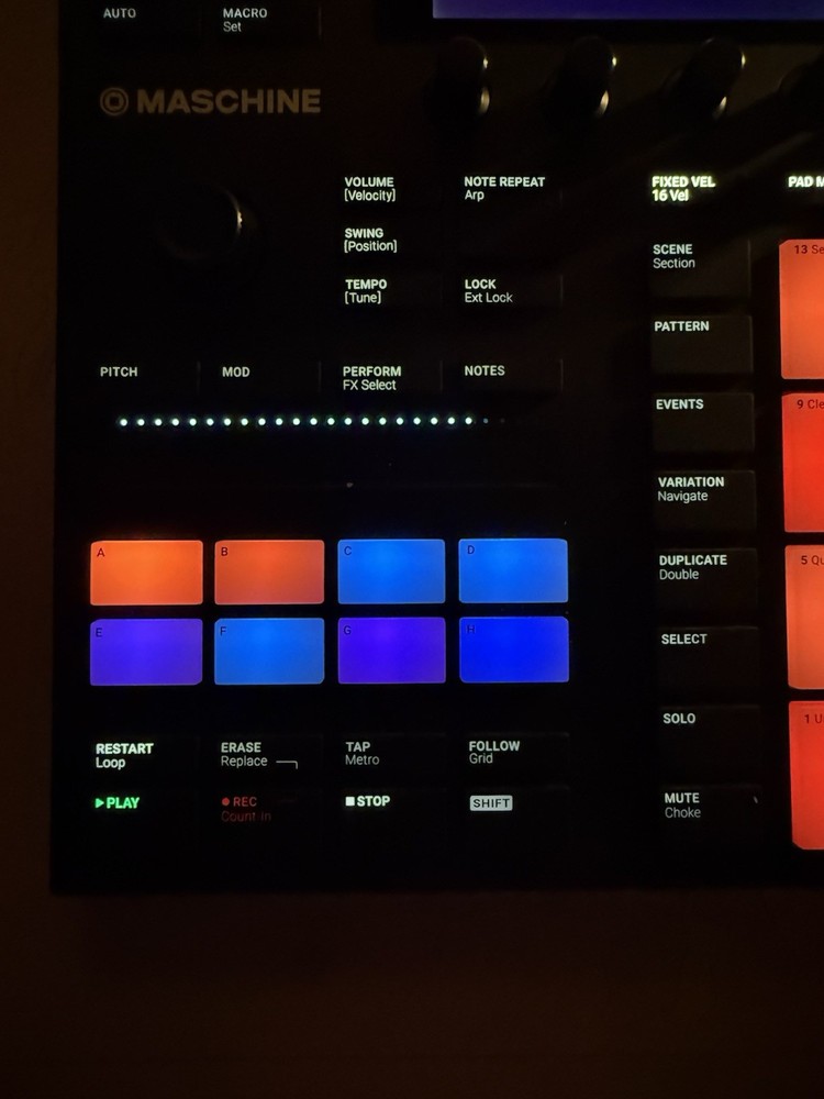Native Instruments MASCHINE MK3 Sampler & Sequencer 16 Pad Triggers Black