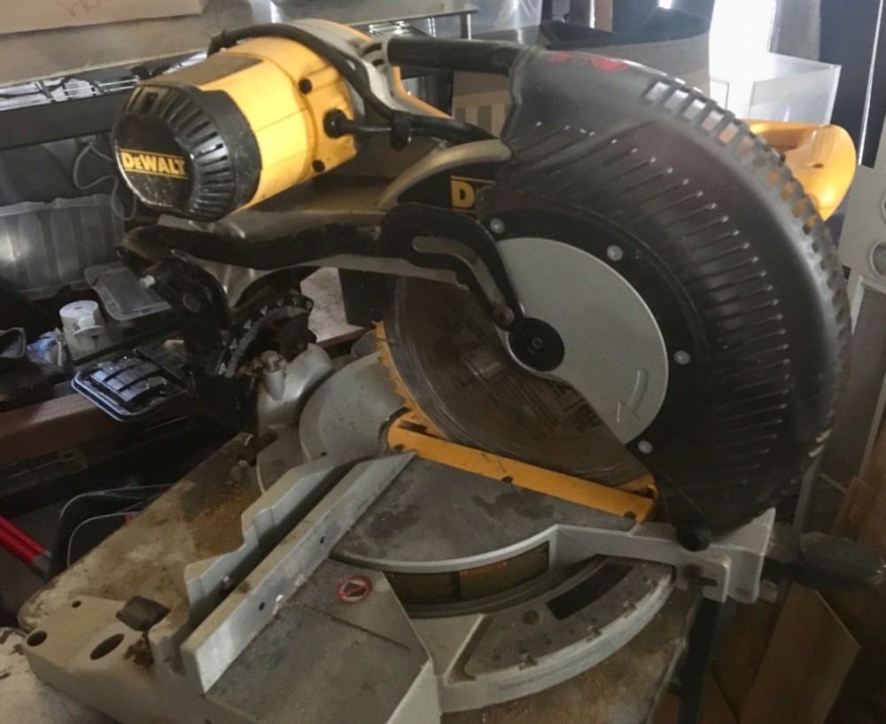DEWALT DWS716 12 in Double-Bevel Compound Miter Saw