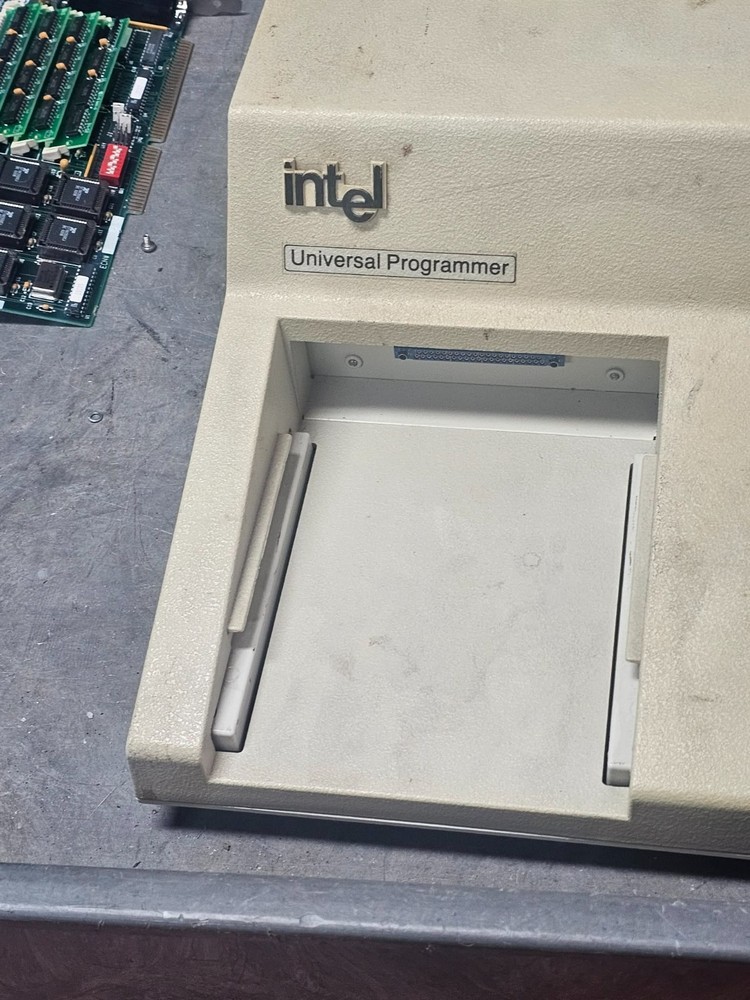 INTEL IUP 201 UNIVERSAL PROGRAMMER, OPERATE STAND ALONE OR CONNECT TO PC OR MDS