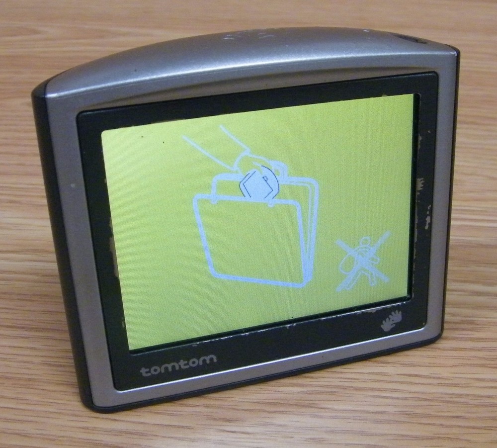 TomTom One (4N00.004) GPS Mountable Auto Navigation Bluetooth N14644 **READ**