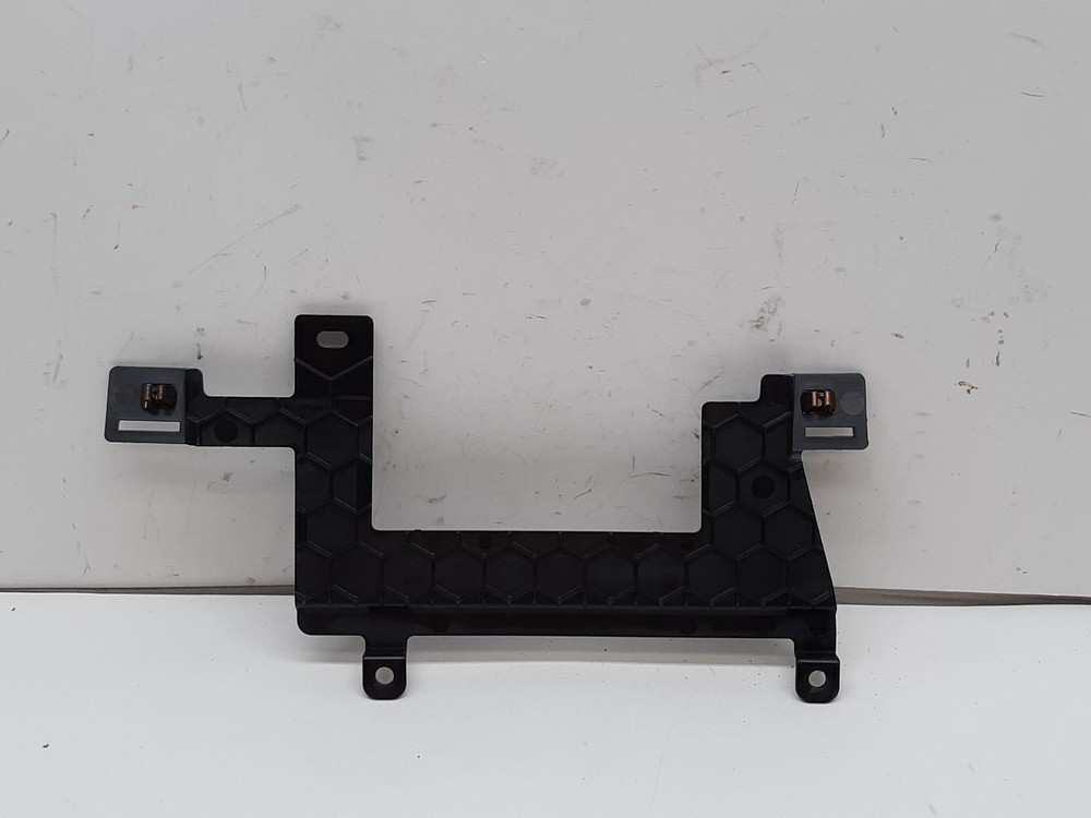 21 EXPEDITON PIFA BRACKET ABOVE CLUSTER