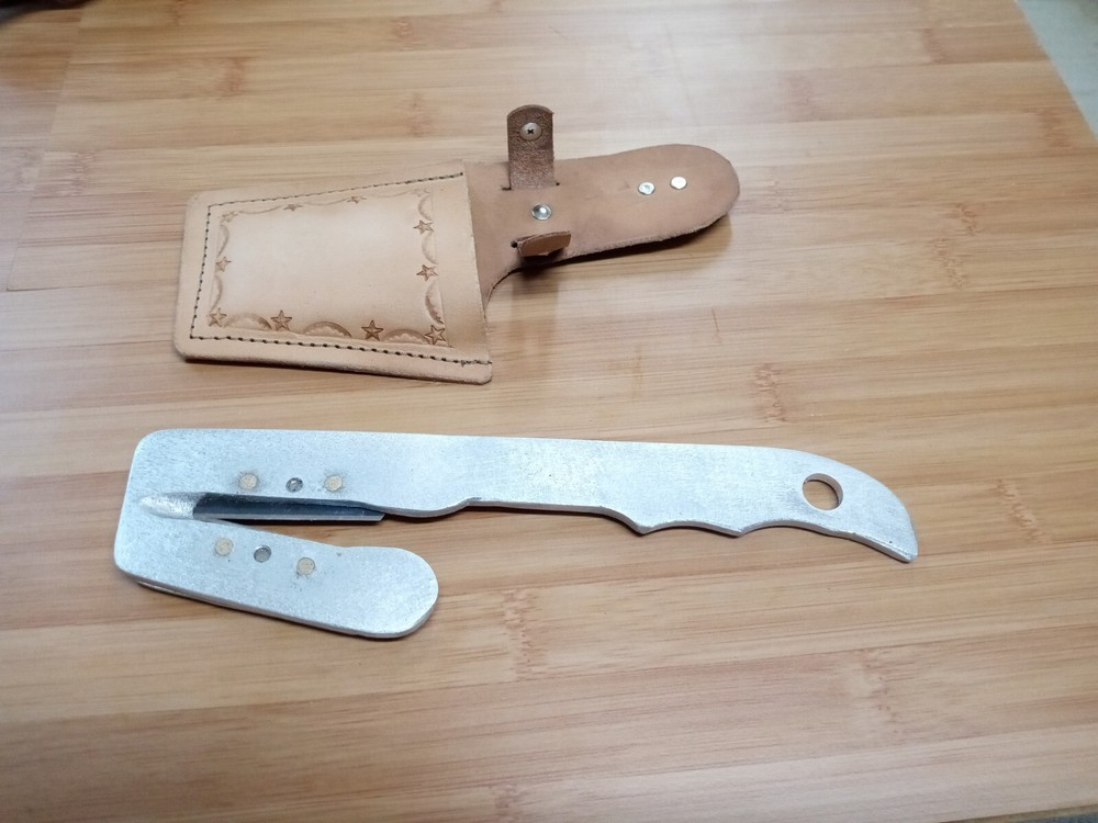 Ear Tag Removal Tool with Left Hand Sheath