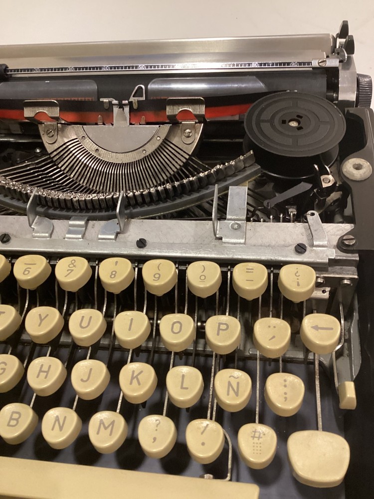 TRIUMPH TIPPA S. TYPEWRITER CURSIVE TYPEFACE. SPANISH LAYOUT. GERMANY 1969.