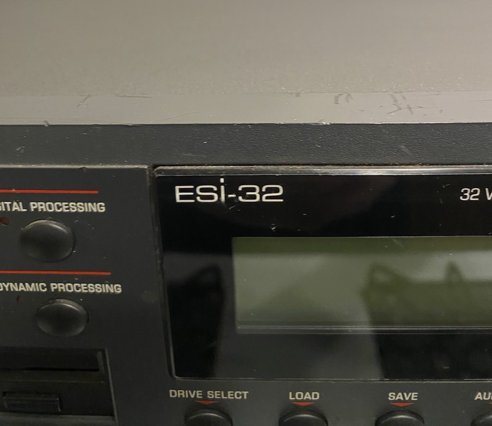 E-MU ESI-32 Rackmount 32-Voice Digital Sampler Powers Up