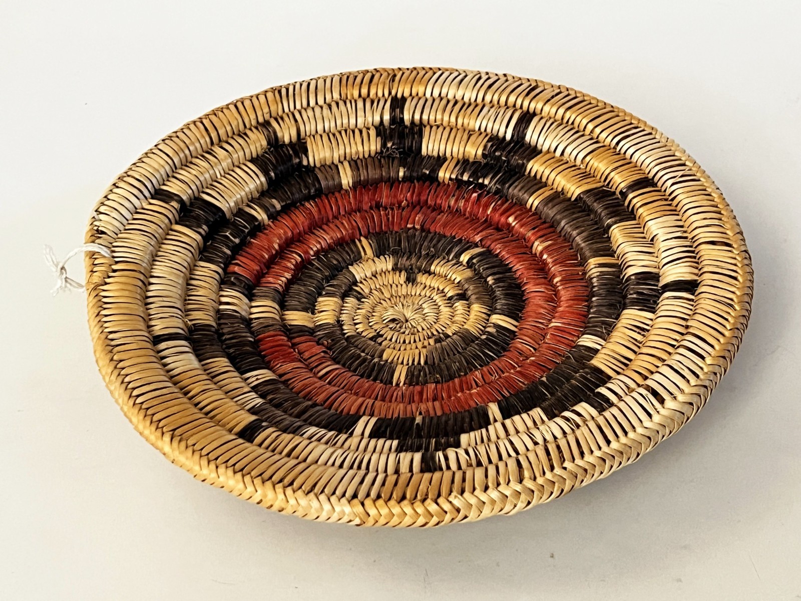 NAVAJO DINE HAND WOVEN 11" WEDDING BASKET TRAY C. 1970s NATIVE AMERICAN ART