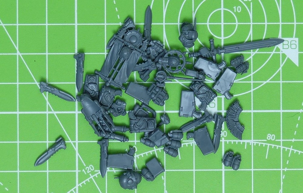 Warhammer 40K: Space Marines Pistols & Accessories C