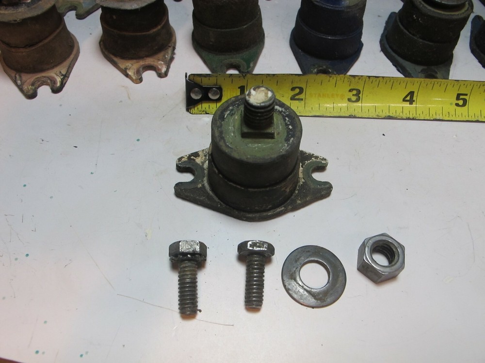 Evinrude Johnson Rubber Mount 0303879 303879 ...........----------