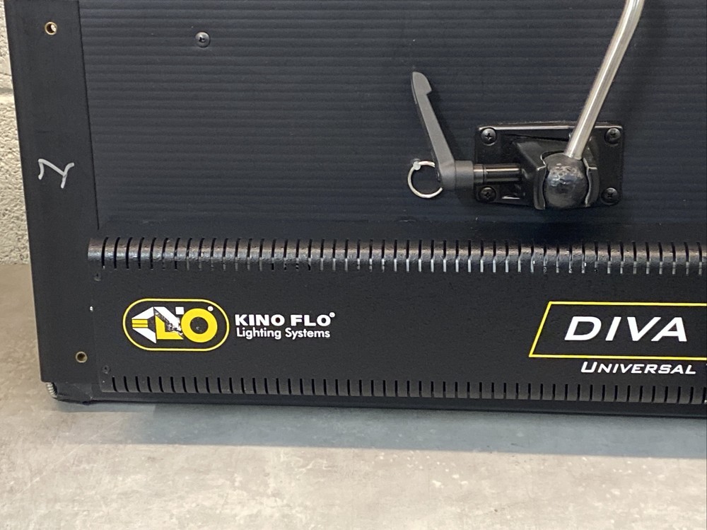Kino Flo DIV-400U Diva Lite for Studio Lighting