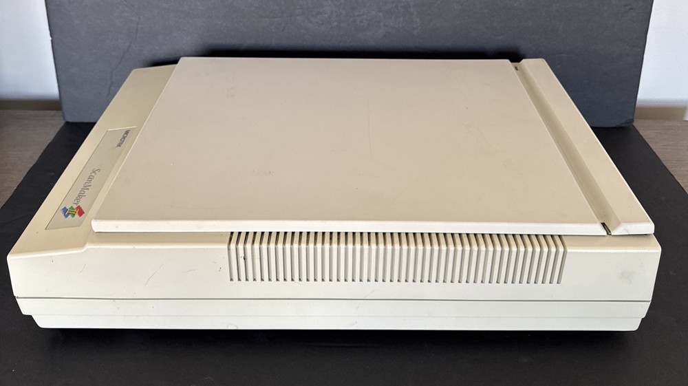 Microtek Scanner Flatbed MRS-600Z With SCSI Interface And Power Cord Powers On