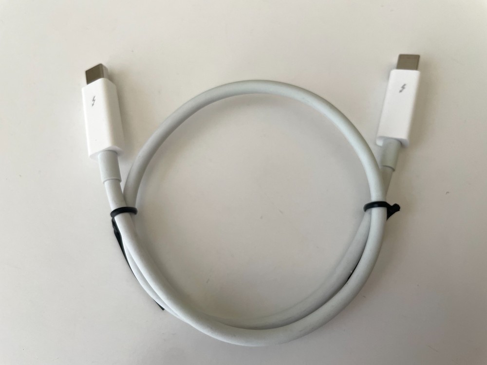 Apple 0.5m / 1.6FT Thunderbolt 2 Cable Mini DP, White - A1410, MD862LL/A