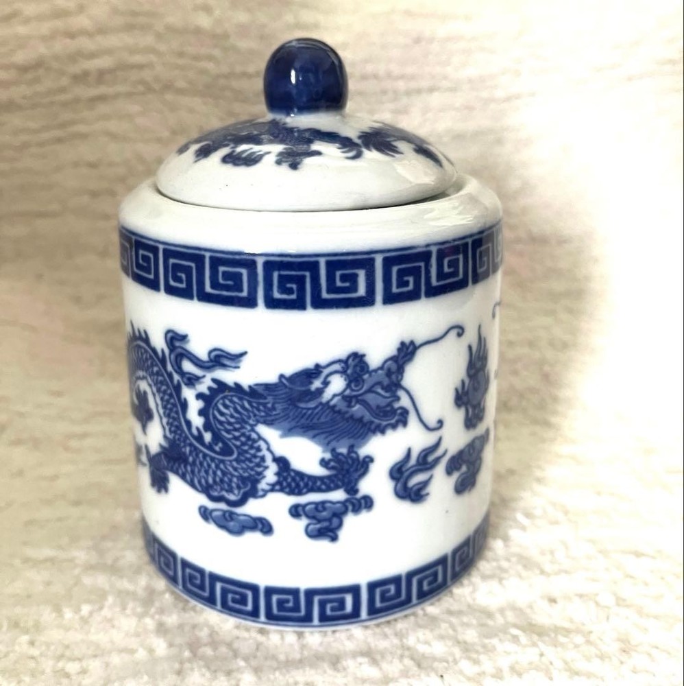 [Retro miscellaneous goods] Blue dragon pattern ceramics, blue flowers,