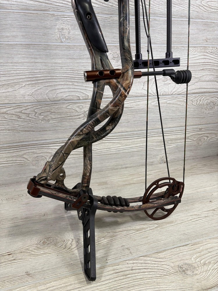 Used Hoyt Carbon Element Right Hand 29" 60lb. Package