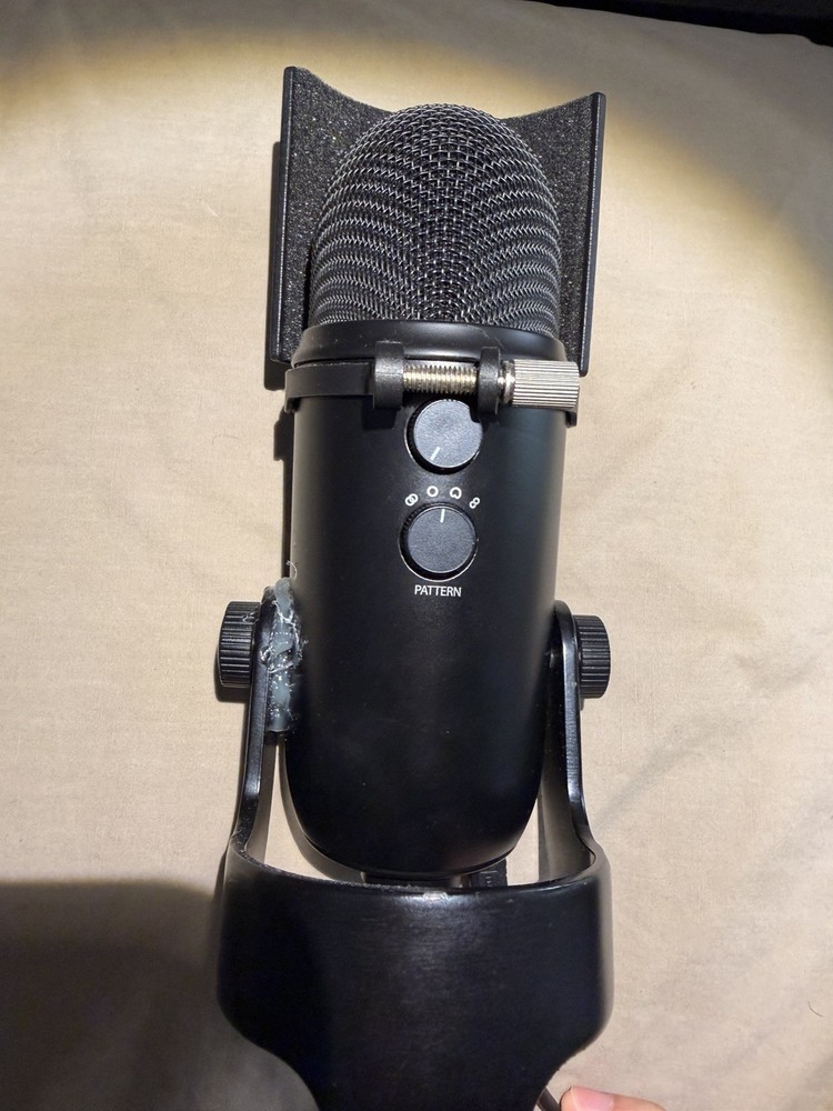 Blue Yeti USB Microphone Black Freestanding w/ Mute Button & Volume Control