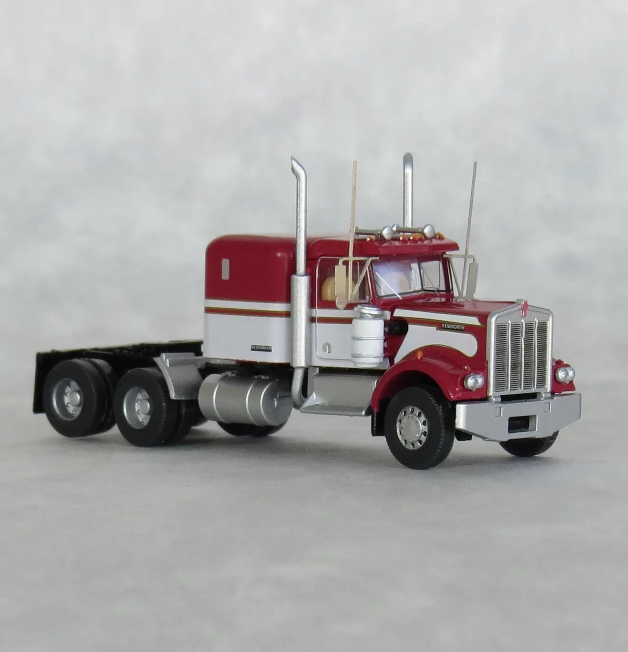 TRAINWORX (N-Scale) #49042 Kenworth W900 60″ sleeper Tractor - Burgundy/White