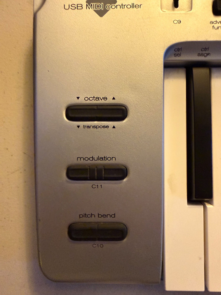 M-Audio O2 Keyboard USB MIDI Controller - Power Up Tested, No USB Cable