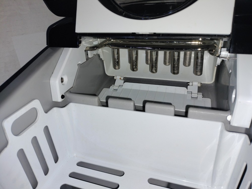 COOK'S ESSENTIALS 26 lbs Portable Compact Ice Machine - Black