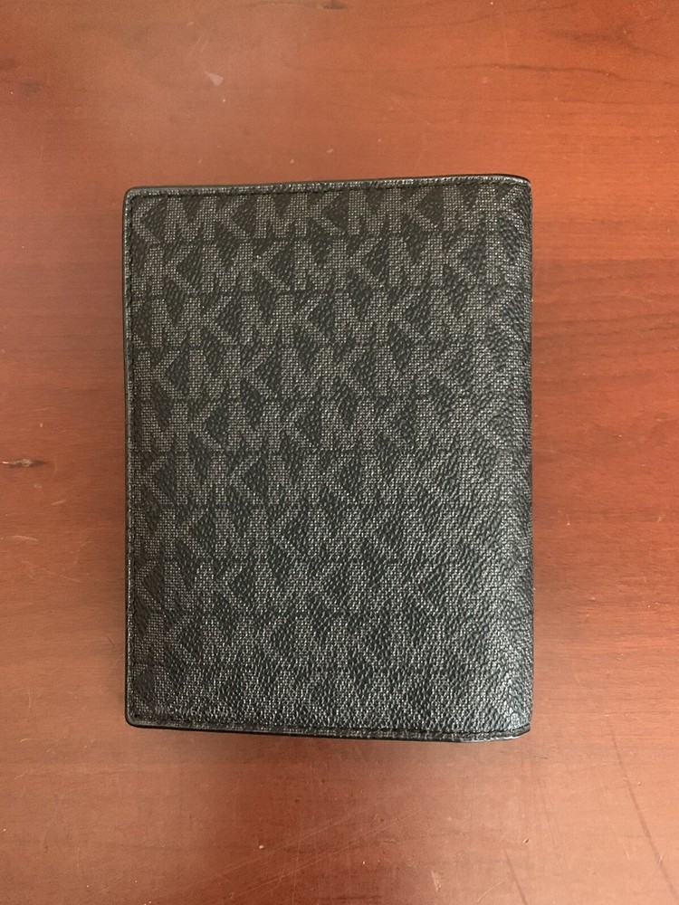 Michael Kors Gifting Passport Case - Black