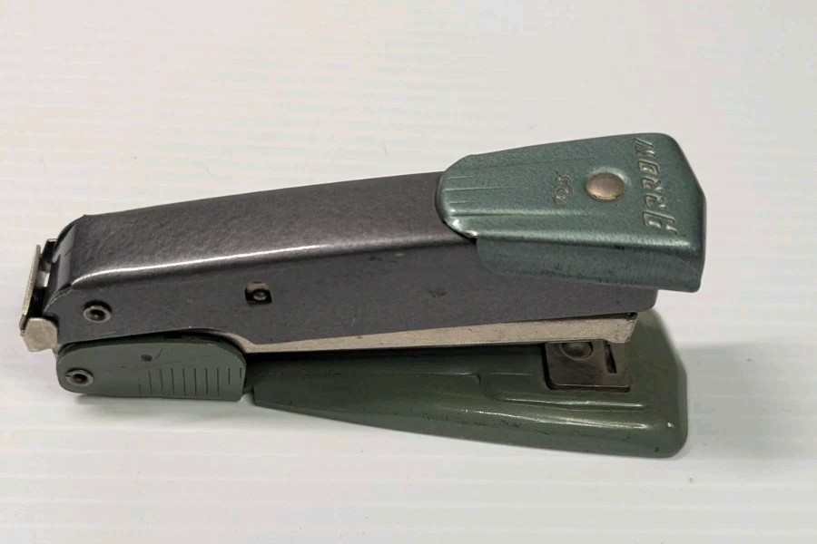 Vintage Small Arrow 25 Stapler Green