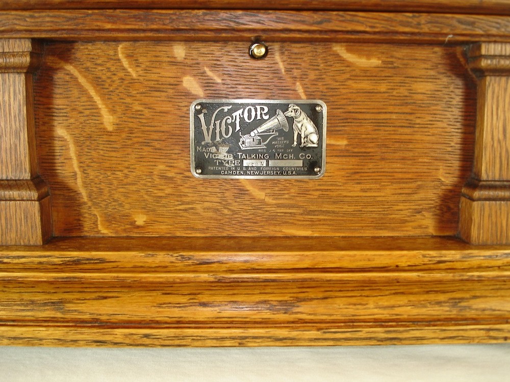 Victor V Phonograph