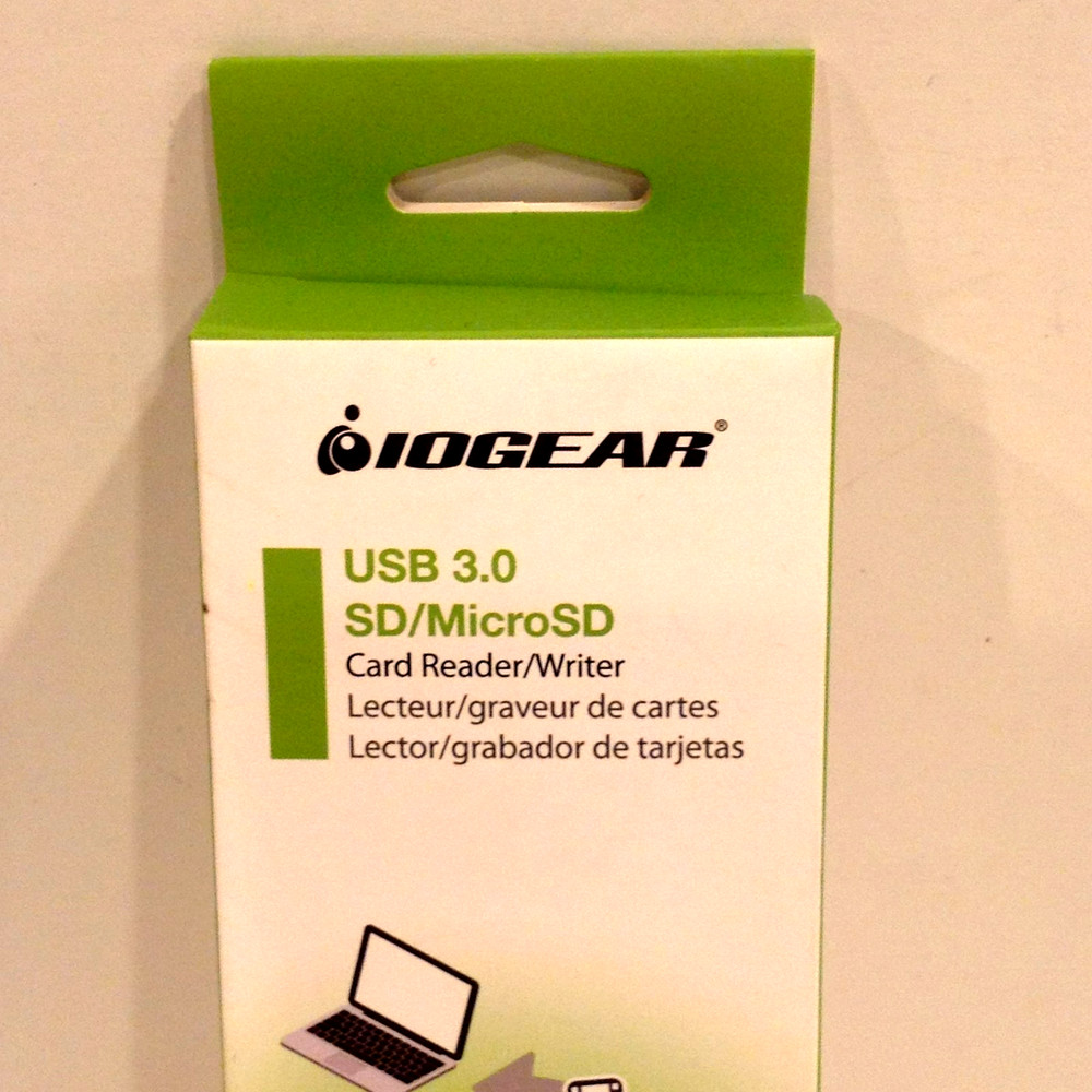 IOGEAR SuperSpeed USB 3.0 SD/Micro SD Card Reader Writer GFR304SD 5Gbps Data New
