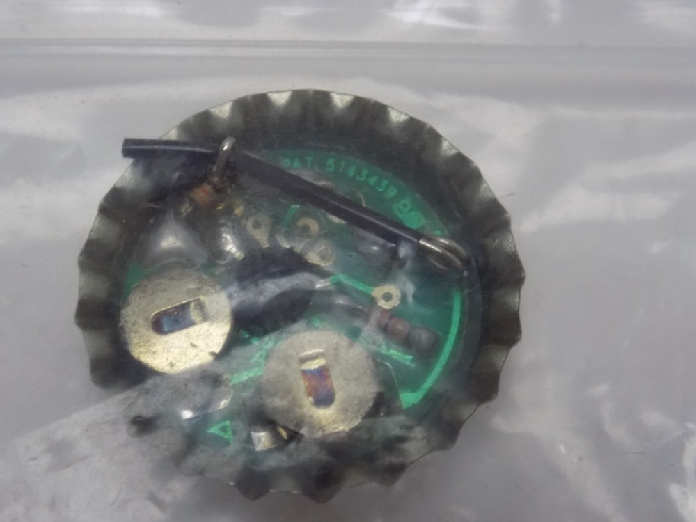 COORS LIGHT BOTTLE CAP AD PIN / BLINKING RED LIGHT