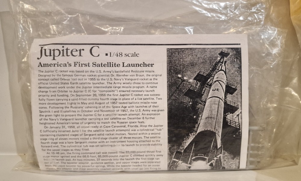 Space : Apollo Saturn V Rocket & Jupiter C model kits