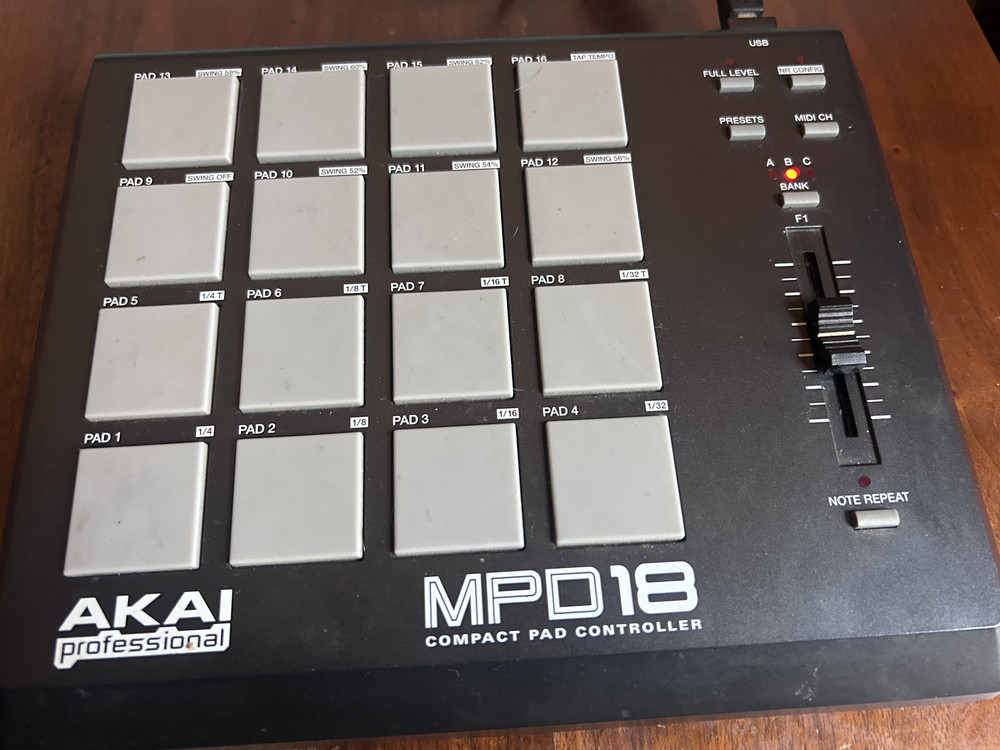 AKAI Professional MPD18 Compact USB MIDI Pad Controller With Cable