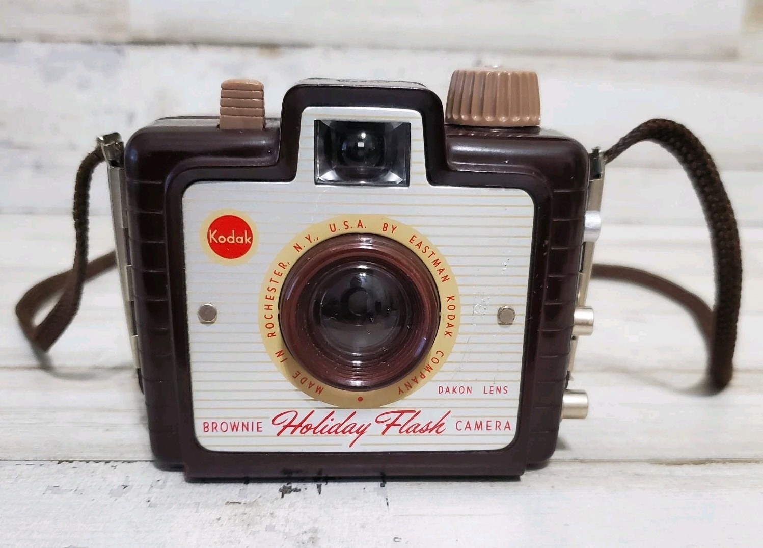 VINTAGE KODAK BROWNIE HOLIDAY FLASH CAMERA Bakelite 1950'S UNTESTED