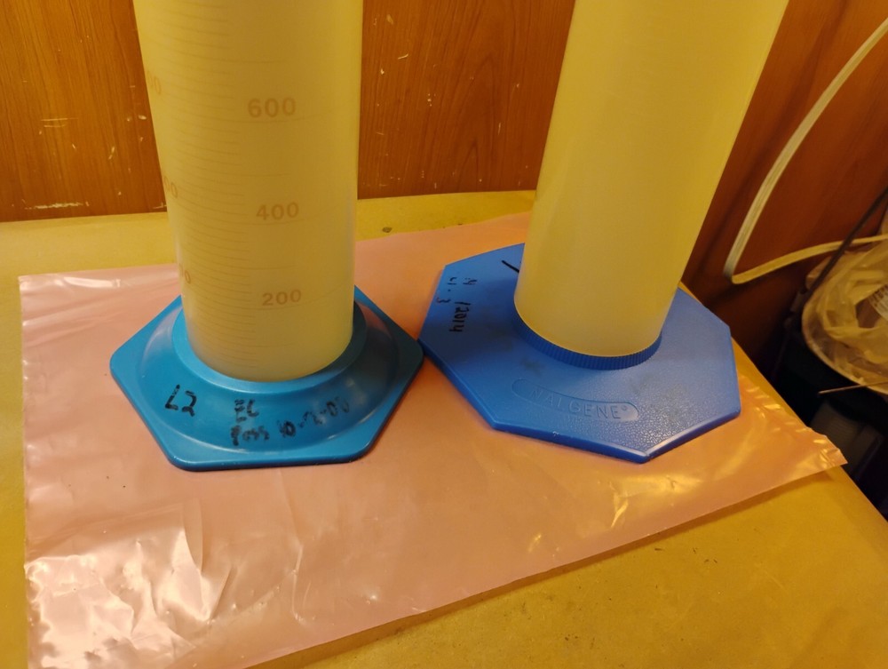 (2) 2000ml Plastic 2000mL graduated cylinder w/ pour spout Kimble & Nalgene