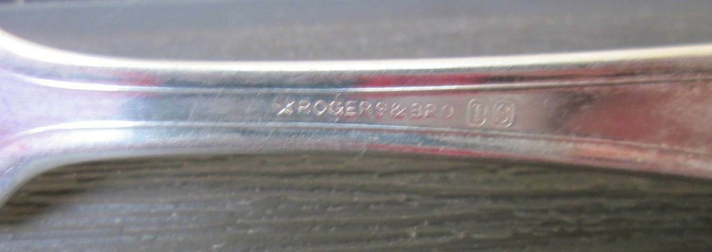 Rogers & Bros XII XS Triple IS Pattern? Monogrammed "B" 9 5/8" Dinner Knife 2 pc