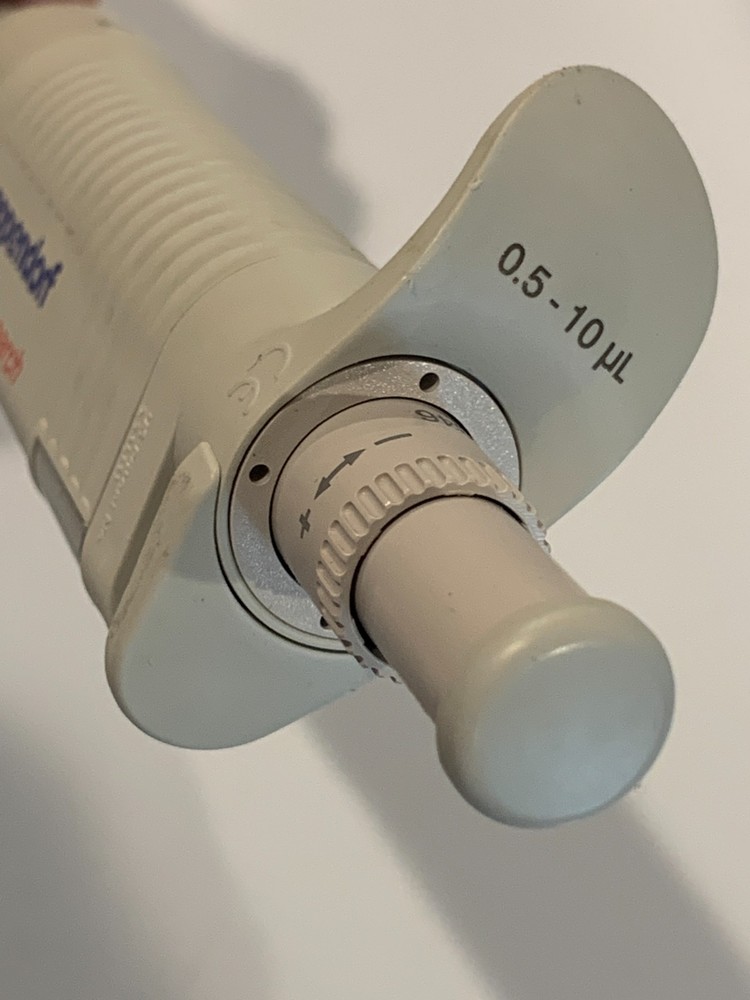 2 Eppendorf Pipettes, Adjustable 0.5-10µL and 20µL, Reliable - Cleaned & Tested
