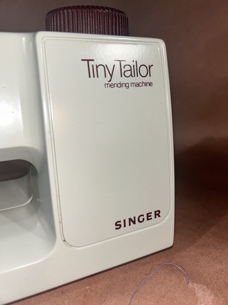 Singer Tiny Tailor Mending Machine (TESTED WORKS)