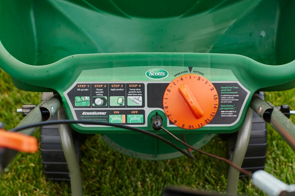 Scotts Turf Builder EdgeGuard DLX Broadcast Spreader