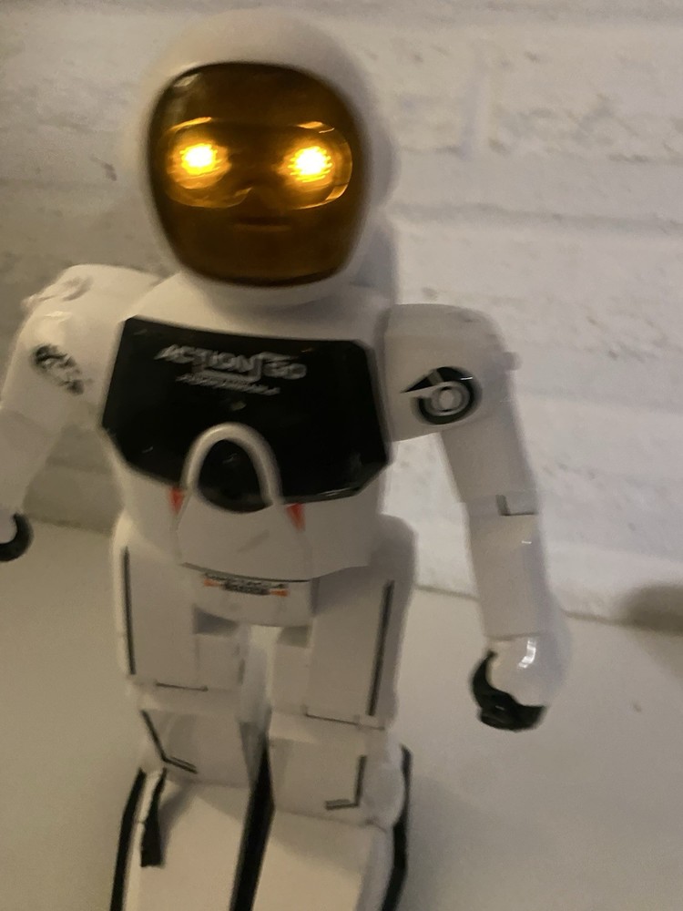 POWERS ON SILVERLIT 2002 ACTION GO PROGRAMMABLE WALKING ROBOT OBSTACLE SENSE