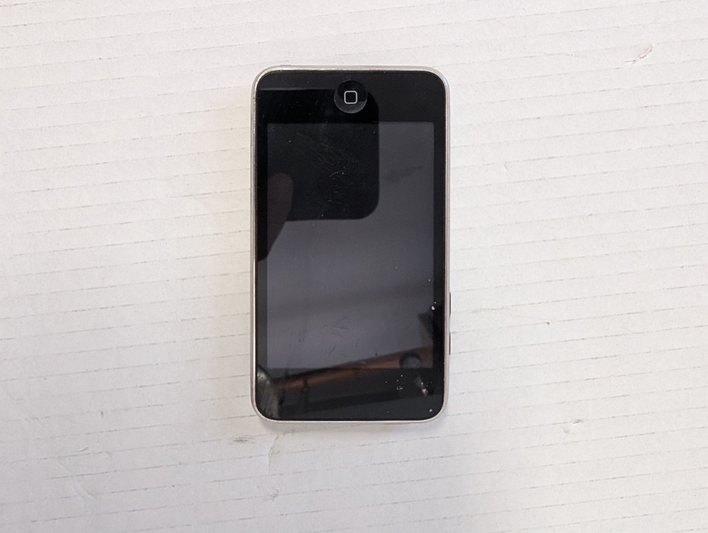 Apple iPod Touch 1st Gen 8GB Used Scratched Screen Back Case Power Untested