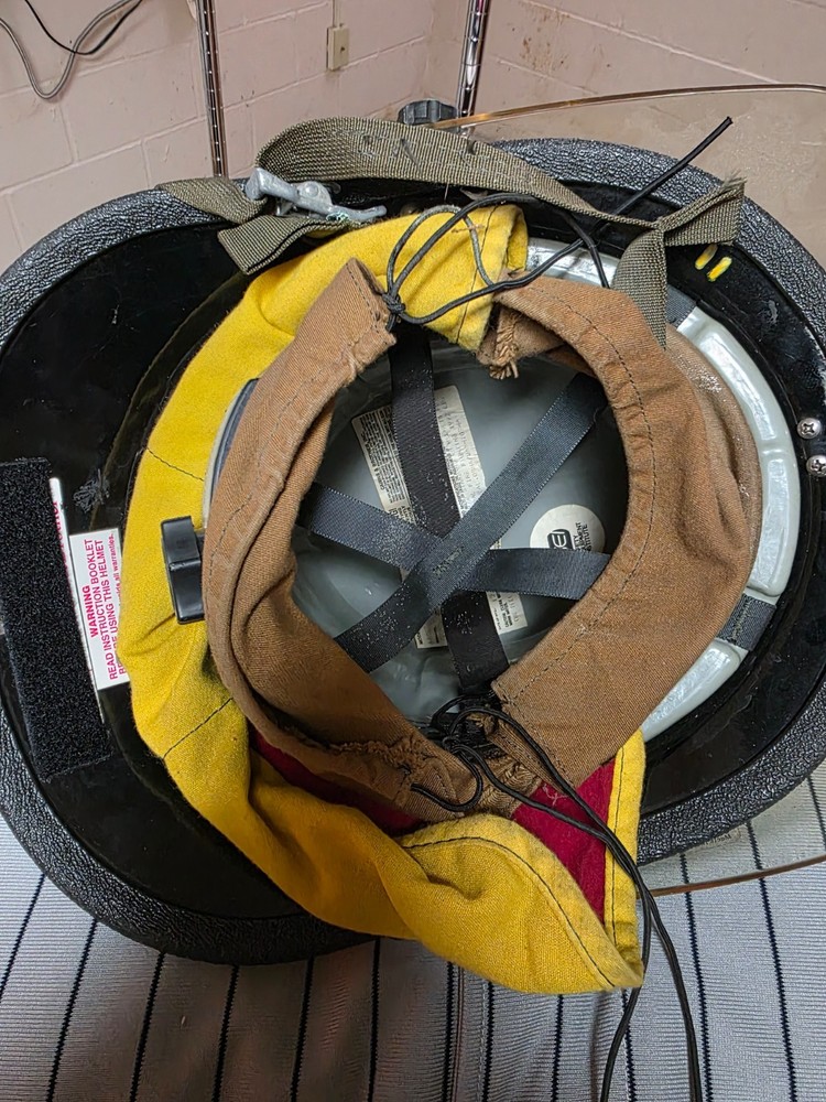 Fire helmet - Wall hanger Black FF helmet