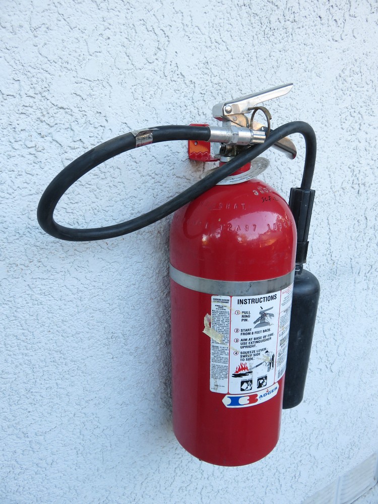 ✅🔥🧯UNIVERSAL WALL MOUNT 20 lb. SIZE FIRE EXTINGUISHER HANGER BRACKET NEW. 🔥🧯