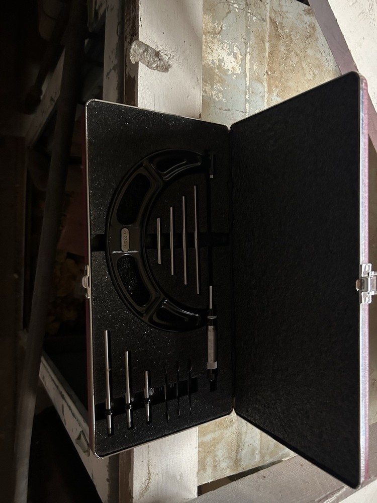 Starrett 224 Outside Micrometer Set 2-6 in Mechanical with Interchangeable Rods