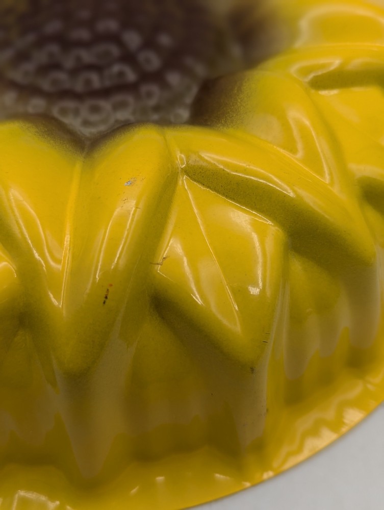 Yellow Sunflower Cake Pan, Baking 10 1/2 in