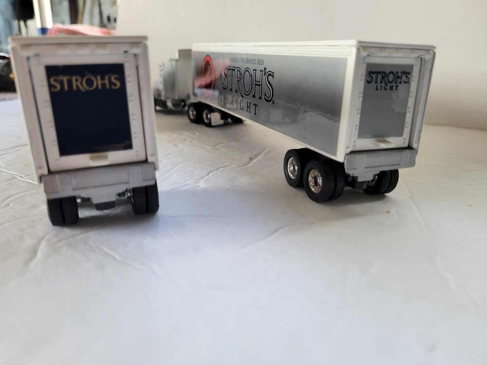 ERTL 2 STROH'S BEER TRACTORS and TRAILERS 1/64
