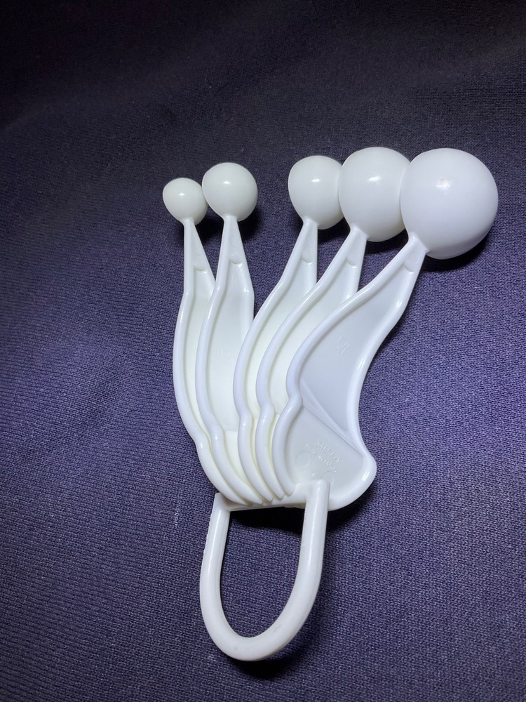 Tupperware White Measuring Spoons Set D Ring Ergonomic Curved Blue Lettering