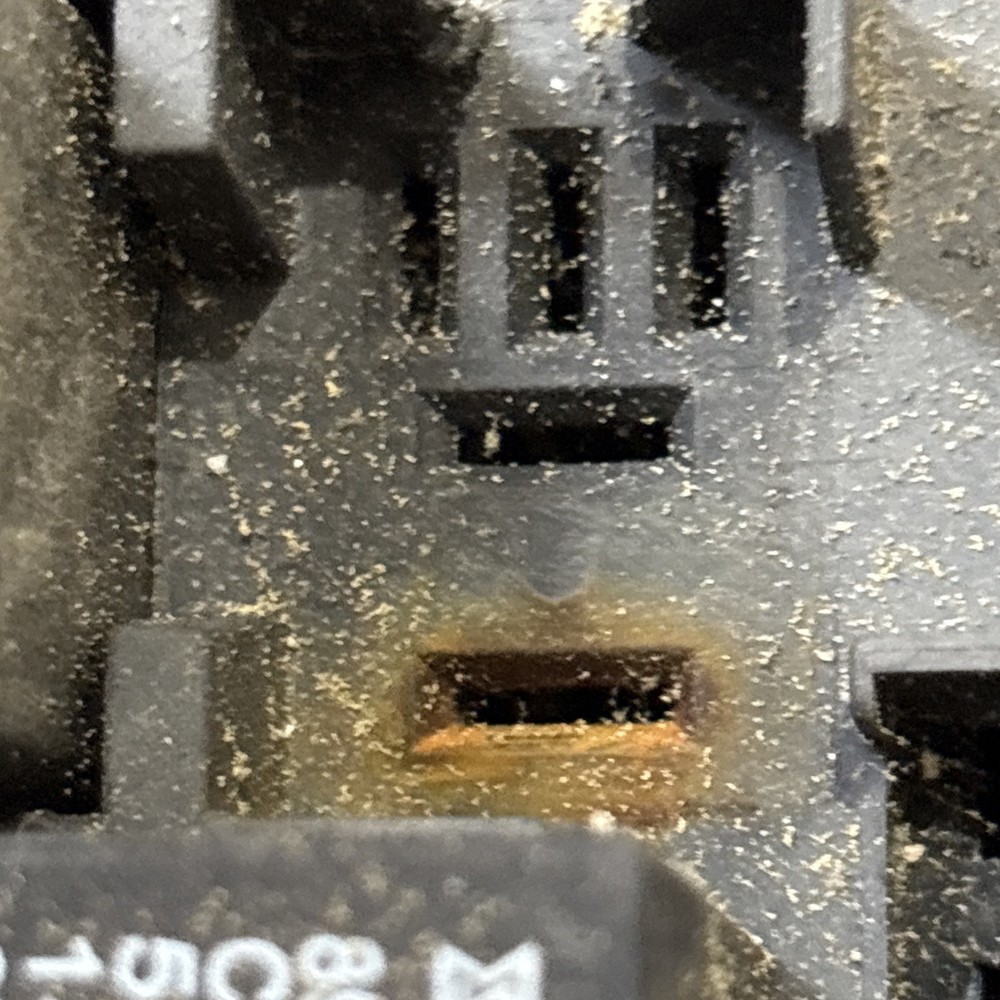 VOLVO VNL FUSE BOX Missing P/N