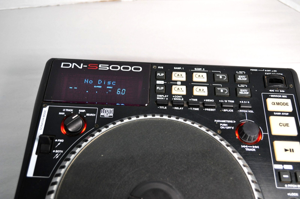 Denon DN-S5000 CD Turntable Deck- DJ Mixer. Powers On (Read)